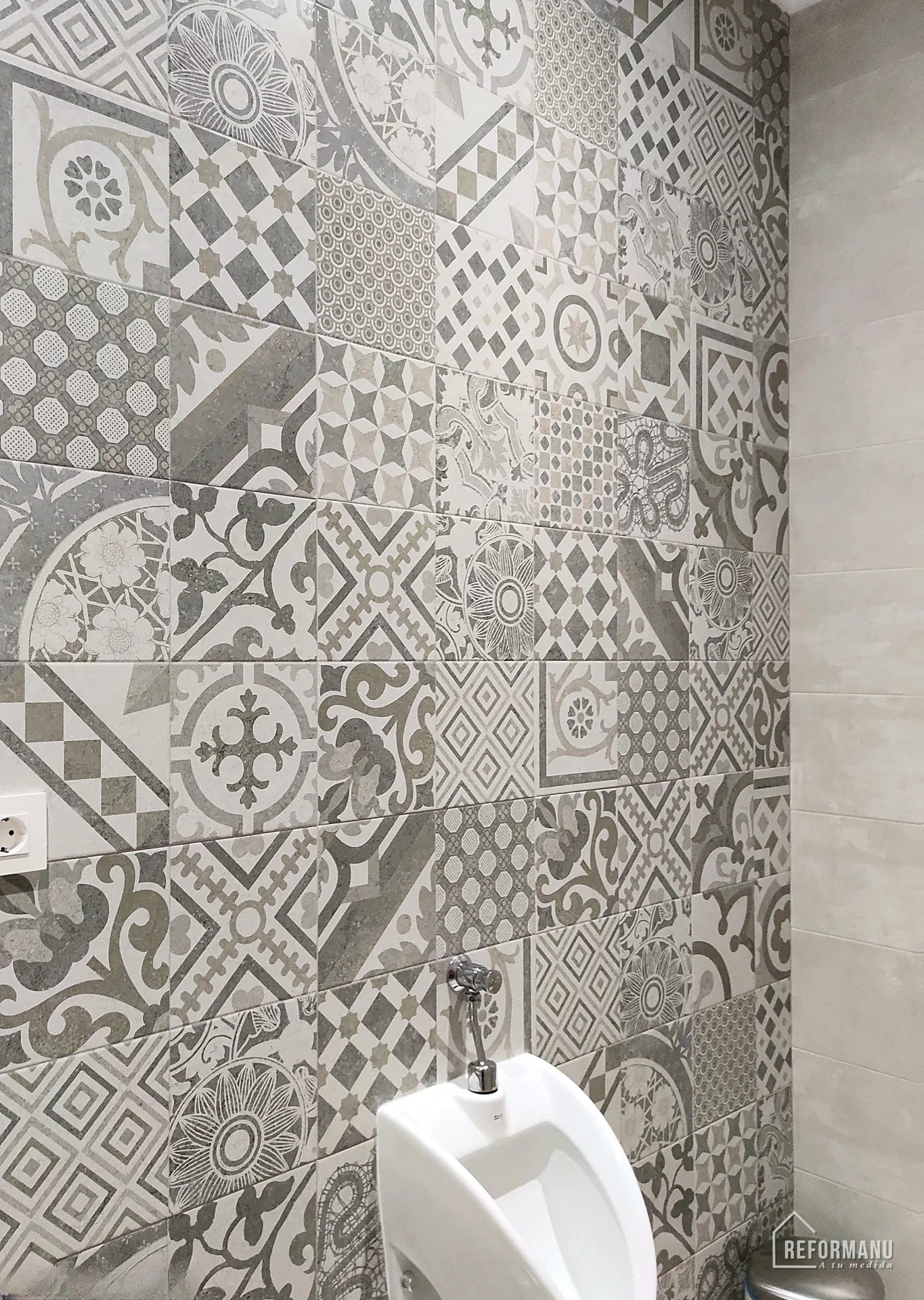 Bathroom with decorative encaustic tiles