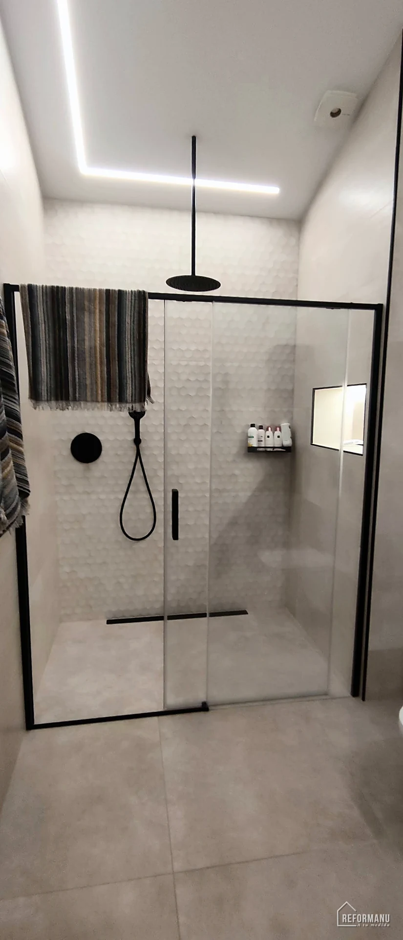 Double-basin bathroom in walnut and black